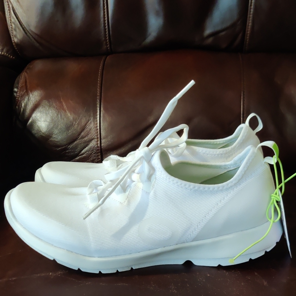 NEW OOFOS Oomg Sport Recovery Women’s Lightweight White Slip-On Sneakers Size 9